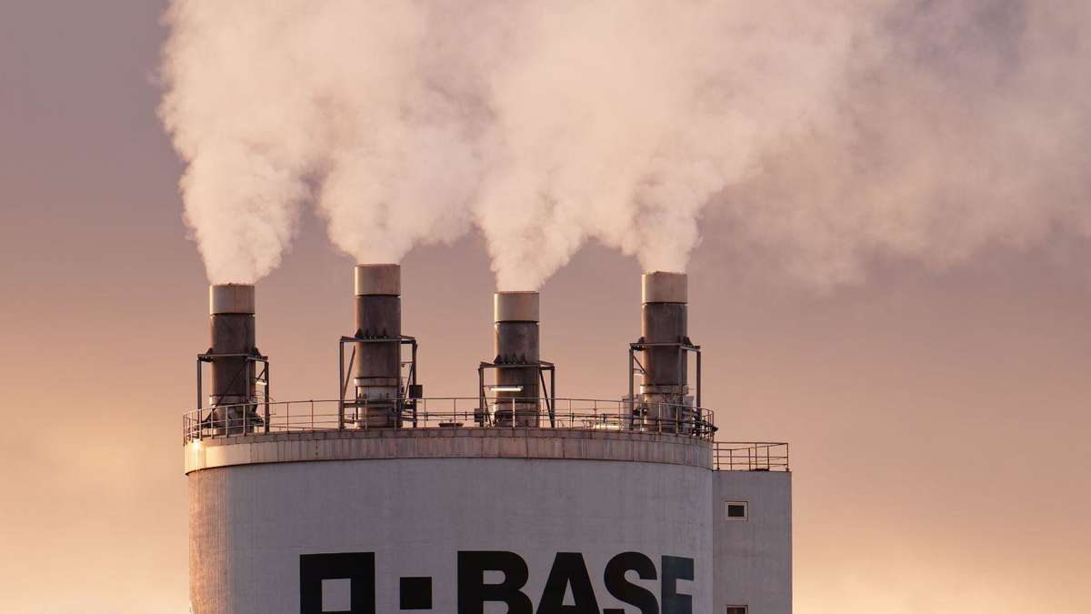 Four Injured: Burst Pipeline Incident at BASF Ludwigshafen Investigated